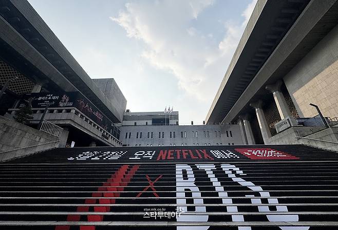 방탄소년단의 컴백을 알리는 광고 문구가 세종문화회관 계단에 래핑됐다. 사진ㅣ강영국 기자