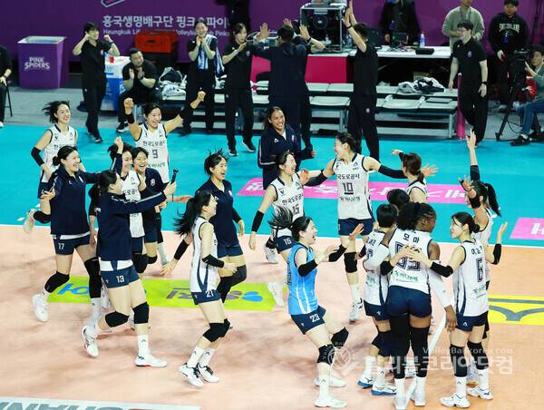 사진은 지난 3월 13일 한국도로공사 선수들이 흥국생명에게 세트스코어 3-0으로 승리하면서 정규리그 1위가 확정되자 선수들이 환호하고 있는 모습.2026.03.16.