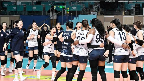 2026년 3월 13일 여자부 정규리그 1위 확정 한국배구연맹 SNS 카드뉴스에 사용된 사진으로 이 사진은 지난 2025년 12월 23일 서울 장충체육관에서 GS칼텍스와 한국도로공사에서 5세트까지 접전끝에 도로공사가 세트스코어 3-2로 승리하자 선수들이 환호하는 모습.(사진출처=한국배구연맹)