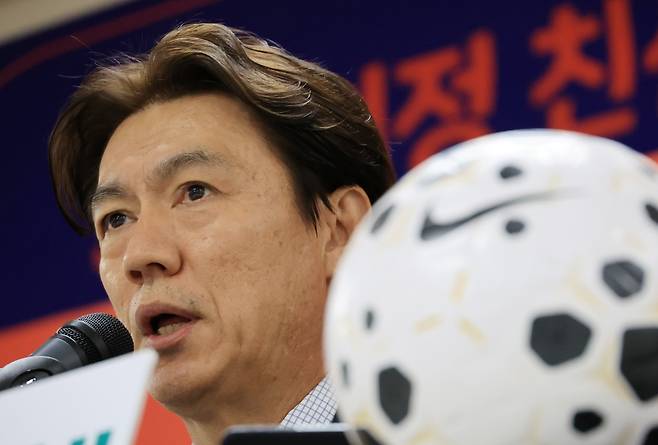 홍명보 감독이 16일 천안시 코리아풋볼파크에서 진행된 명단 발표 기자회견을 통해 오는 3월 열리는 A매치 26인의 대표팀 명단을 발표했다. 홍명보호는 오는 28일 오후 11시 영국 밀턴 케인스에 있는 MK돈스 스타디움에서 코트디부아르 대표팀과 첫 경기를 갖는다. 이어 4월 1일 오전 3시 45분 오스트리아 비엔나로 이동해 에른스트 하펠 스타디온에서 오스트리아와 2차전을 치른다. 연합뉴스