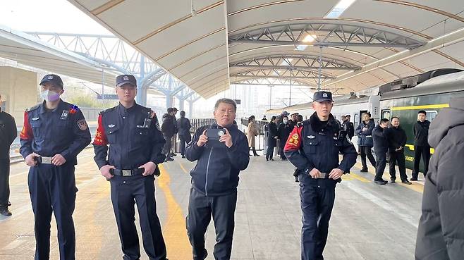 취재진 지켜보는 중국 공안 (베이징=연합뉴스) 김현정 특파원 = 12일 오후 평양으로 향하는 열차가 출발하는 중국 베이징역 내 플랫폼에 배치된 공안들이 취재진을 지켜보고 있다. 중국 당국은 6년만에 양방향 여객열차 운영을 재개한 이날 현장 취재를 이례적으로 외신 기자들에게 허용했다. 2026.3.12 hjkim07@yna.co.kr