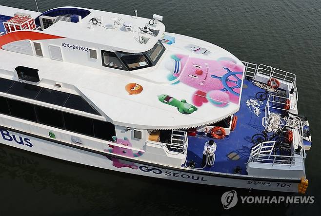 여의도선착장 들어서는 한강버스 (서울=연합뉴스) 류영석 기자 = 감사원이 '한강버스 및 여의도 선착장 조성사업 관련 국회감사 요구' 감사 결과를 공개한 16일 한강버스가 서울 여의도 한강버스 선착장으로 향하고 있다.
감사원은 "사업의 선박 12척은 서울시가 17노트 기준으로 발표한 운항 소요시간(급행 54분·일반 75분)을 충족하기 어렵다"며 "새로운 수상 대중 교통 활성화를 통해 시민의 출퇴근 편의성을 향상한다는 사업 목적을 달성하지 못할 우려가 있다"고 지적했다. 2026.3.16 ondol@yna.co.kr