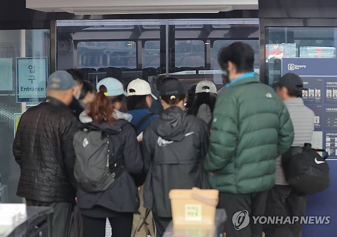 여의도 한강버스 선착장 이용하는 시민들 (서울=연합뉴스) 류영석 기자 = 감사원이 '한강버스 및 여의도 선착장 조성사업 관련 국회감사 요구' 감사 결과를 공개한 16일 서울 여의도 한강버스 선착장에서 시민들이 한강버스에 탑승하고 있다.
감사원은 "사업의 선박 12척은 서울시가 17노트 기준으로 발표한 운항 소요시간(급행 54분·일반 75분)을 충족하기 어렵다"며 "새로운 수상 대중 교통 활성화를 통해 시민의 출퇴근 편의성을 향상한다는 사업 목적을 달성하지 못할 우려가 있다"고 지적했다. 2026.3.16 ondol@yna.co.kr