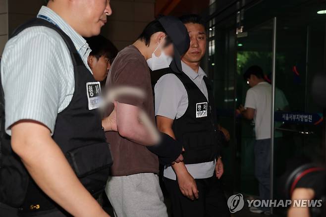 서대문 초등생 유괴미수 일당, 영장실질심사 (서울=연합뉴스) 류영석 기자 = 서울 서대문구 한 초등학교 인근에서 아동을 납치하려 한 20대 남성이 5일 서울 마포구 서울서부지방법원에서 열린 구속 전 피의자 심문(영장실질심사)에 출석하고 있다. 2025.9.5 ondol@yna.co.kr