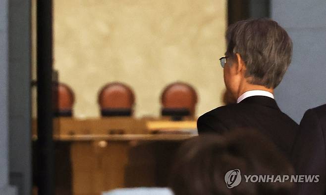 대법원 들어서는 조희대 대법원장 (서울=연합뉴스) 최재구 기자 = 조희대 대법원장이 16일 서울 서초구 대법원으로 출근하고 있다. 2026.3.16 jjaeck9@yna.co.kr