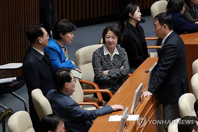 민주당 법사위원들과 대화하는 추미애 법사위원장 (서울=연합뉴스) 신현우 기자 = 국회 법제사법위원장인 더불어민주당 추미애 의원이 28일 국회에서 열린 2월 임시국회 8차 본회의에서 법사위 여당 간사 김용민 의원, 법사위원인 서영교·박지원 의원과 대화하고 있다. 2026.2.28 nowwego@yna.co.kr