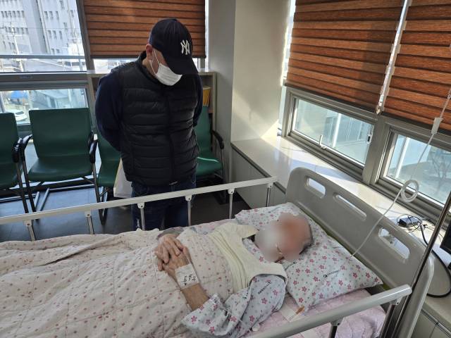 지난 5일 찾은 대구 한 요양병원. 중증 치매를 앓고 있는 최희준(84·) 씨가 면회를 온 아들을 만나고 있는 모습. 임재환 기자