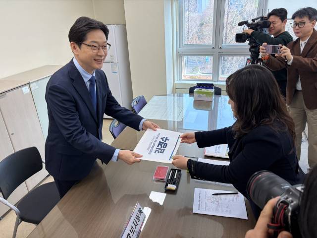 김경수 더불어민주당 경남도지사 후보가 17일 경남도선관위에 예비후보 등록을 했다. 이재희 기자