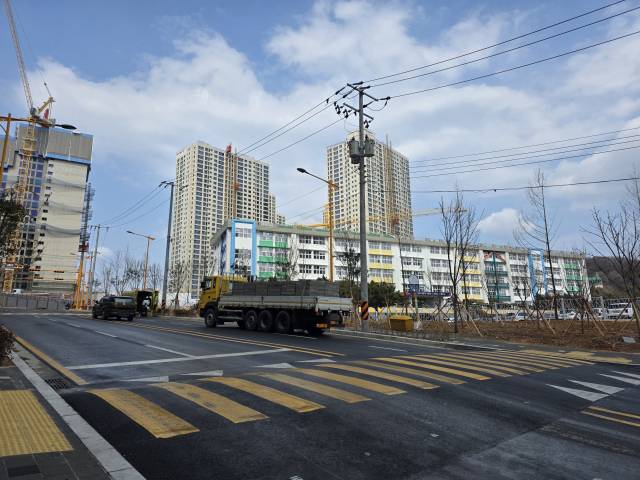 지난 13일 오후 부산 남구 신연초등학교 통학로 모습. 신호등이 설치되지 않은 정문 앞을 화물 차량이 지나고 있다. 김재량 기자 ryang@