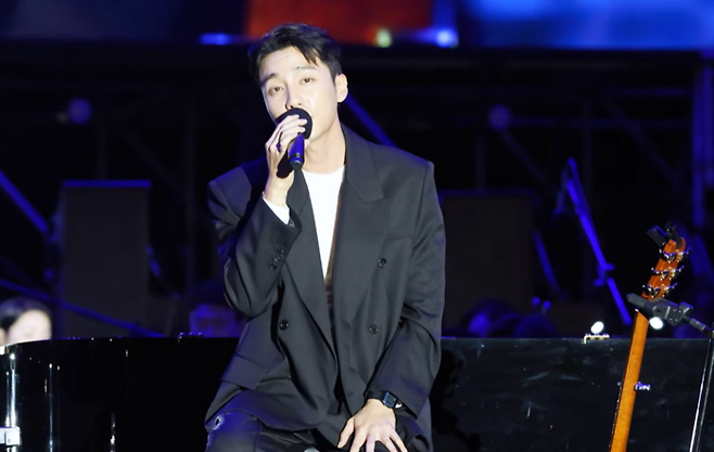 가수 로이킴이 27일 저녁 대구 달성군 사문진 상설야외공연장에서 열린 2025 달성 100대 피아노 축제 무대에 올라 감미로운 목소리로 노래하고 있다. 강승규기자