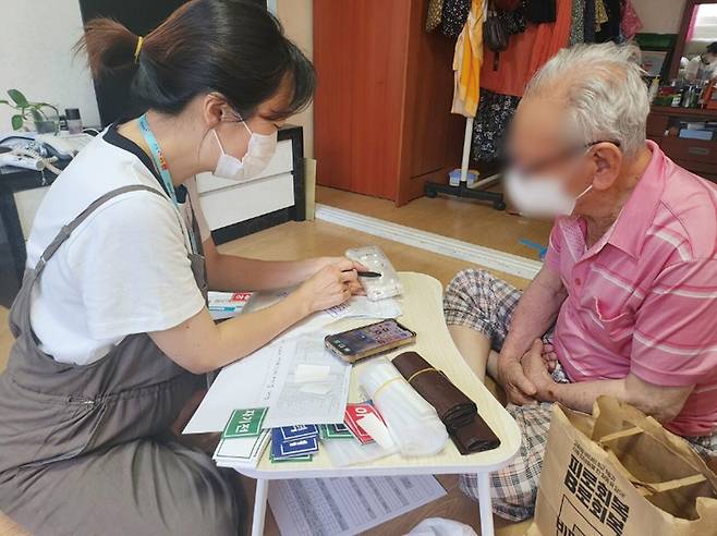 다제약물 관리사업 가정방문 중 복약지도 장면. 유우리 이사 제공