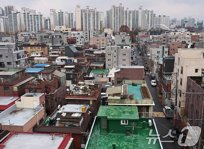 20년 이상 개발이 정체된 서울 중랑구 중화동 329-38일대가 2801호 규모 모아타운으로 변신한다. 사진은 서울 중랑구 중화동 모아타운 예정지 일대. ⓒ 뉴스1 구윤성 기자