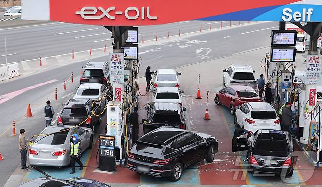 서울 서초구 만남의광장 주유소에서 시민들이 주유를 하고 있다. 2026.3.15 ⓒ 뉴스1 김성진 기자