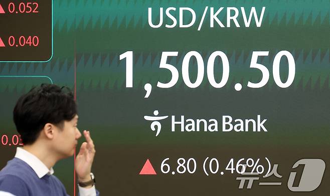 16일 오전 서울 중구 하나은행 딜링룸 전광판에 원달러 환율이 전 거래일 대비 6.80원(0.46%)오른 1,500.50으로 개장하고 있다. 2026.3.16 ⓒ 뉴스1 김명섭 기자