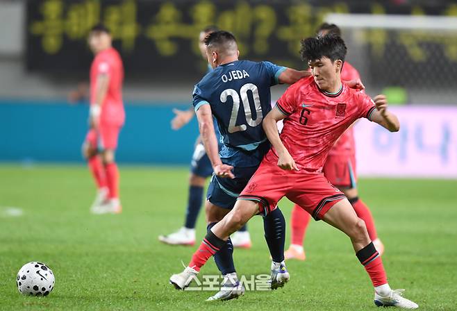 황인범이 14일 서울월드컵경기장에서 열린 남자 축구 국가대표 평가전 파라과이와 경기에서 상대와 볼다툼을 하고 있다. 2025. 10. 14. 최승섭기자 thunder@sportsseoul.com