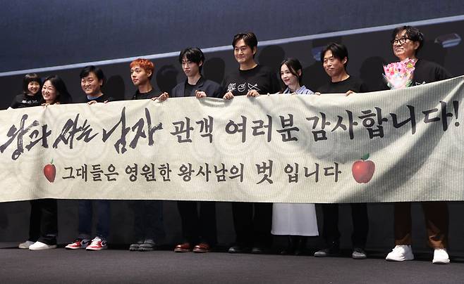 영화 ‘왕과 사는 남자’ 흥행 감사 무대인사 (서울=연합뉴스) 강민지 기자 = 17일 서울 강남구 메가박스 코엑스에서 열린 영화 ‘왕과 사는 남자’ 흥행 감사 무대인사에서 감독과 배우들이 기념촬영을 하고 있다. 2026.3.17 mjkang@yna.co.kr (끝) <저작권자(c) 연합뉴스, 무단 전재-재배포, AI 학습 및 활용 금지>