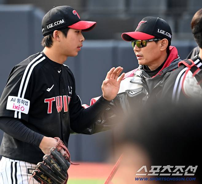 16일 수원KT위즈파크에서 열린 LG와 KT의 시범경기. LG가 5대3으로 승리했다. 염경엽 감독이 이날 경기 3안타로 활약한 추세현을 맞이하고 있다. 수원=허상욱 기자wook@sportschosun.com/2026.03.16/