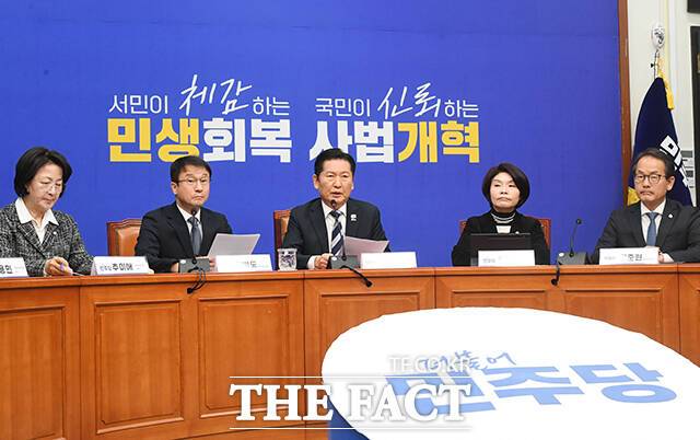 왼쪽부터 추미애 법제사법위원회 위원장, 한병도 더불어민주당 원내대표, 정청래 더불어민주당 당대표, 한정애 더불어민주당 정책위의장, 강준현 민주당 수석대변인.