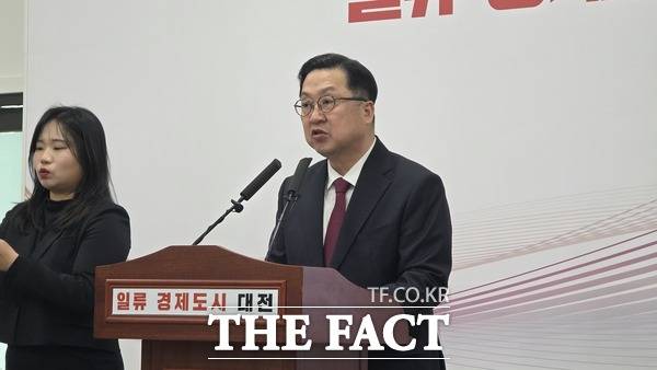 이장우 대전시장이 17일 시정브리핑을 열고 원도심 문화시설 확장 방안에 대해 설명하고 있다. /정예준 기자