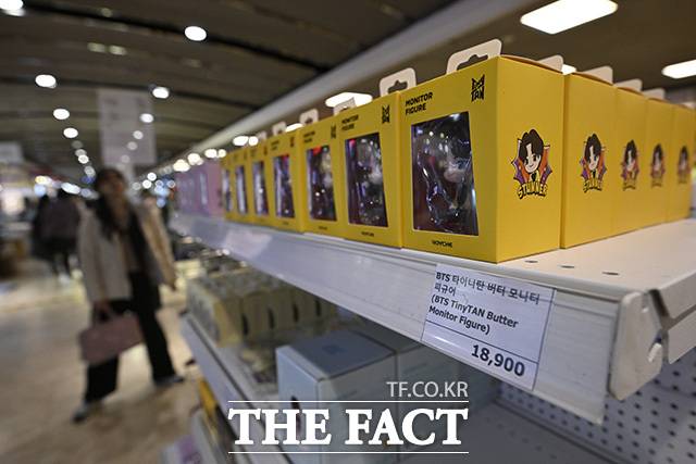 서울 종로구 교보문고 광화문점에 BTS 피규어가 놓여 있다.