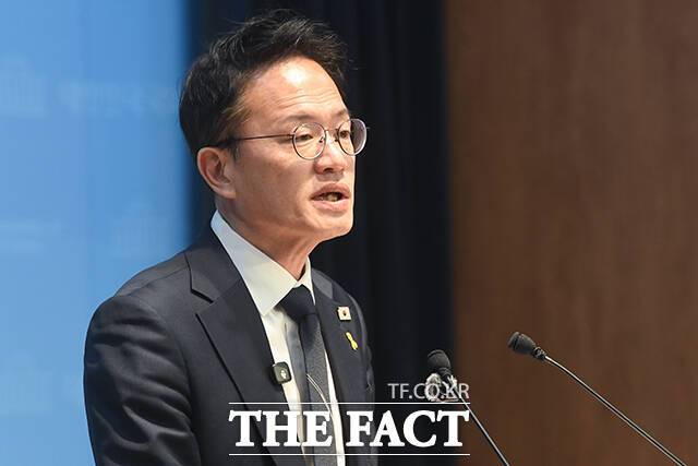 박주민 더불어민주당 서울시장 예비후보가 17일 오후 서울 여의도 국회 소통관에서 오세훈 서울시장 한강버스 관련 고발 기자회견을 하고 있다. /국회=박상민 기자