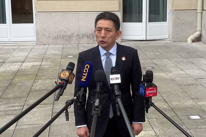 16일 파리에서 열린 미중 무역 담판 직후 중국 상무부 국제무역담판대표 겸 부부장(차관)인 리청강이 기자들과 만났다./AP연합뉴스