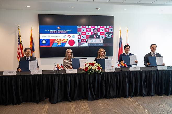 지난 12일 미국 애리조나주 피닉스의 애리조나 주 청사 내 행사장에서 미국 애리조나 주, 대만 가오슝시, 일본 구마모토현이 3자 MOU를 체결하고 있다. 왼쪽부터 다케우치 신기 구마모토현 부지사, 케이티 홉스 애리조나 주지사, 산드라 왓슨 애리조나 상무국 대표, 천치마이 가오슝 시장, 뤄다성 가오슝 부시장. 스크린 화면의 인물은 온라인 참석한 기무라 다카시 구마모토현 지사./애리조나 상무