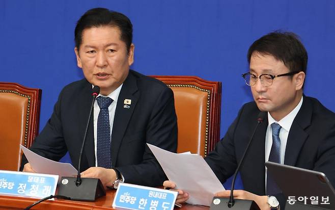 더불어민주당 정청래 대표(왼쪽)가 16일 국회에서 열린 최고위원회의에 참석해 발언하고 있다. 정 대표는 이날 “검찰개혁을 입에 올리면 자연스럽게 우리는 노무현 전 대통령의 죽음이 떠오른다”며 “검찰개혁은 여타 다른 개혁과는 질적으로 다른 상징성을 갖고 있다”고 말했다. 이훈구 기자 ufo@donga.com