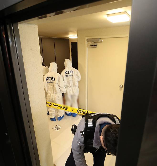 17일 부산 부산진구 한 아파트에서 50대 현직 항공사 기장 A 씨가 흉기에 찔려 숨진 채 발견된 가운데 경찰 과학수사대 관계자들이 사건 현장을 조사하고 있다. 용의자 B 씨는 A 씨와 같은 항공사에서 근무했던 기장이며, 경찰은 범행 직후 달아난 용의자를 추적하고 있다. 2026.3.17. 뉴스1