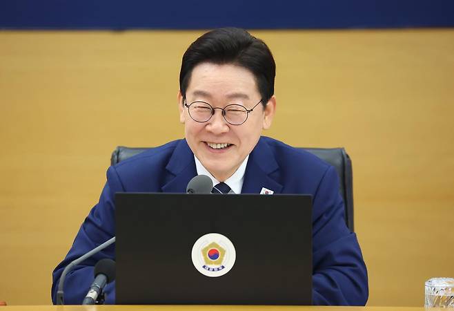 이재명 대통령이 17일 정부세종청사에서 열린 국무회의에서 미소 짓고 있다. 청와대통신사진기자단