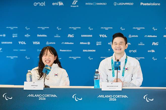 배동현 회장(오른쪽)과 김윤지 선수(왼쪽)가 기자회견장에서 밝게 웃고 있다. 사진=BDH 재단