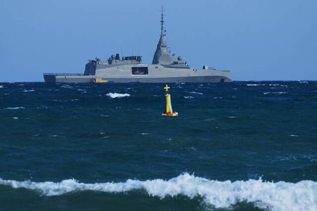 그리스 해군 프리깃함 키몬이 11일 지중해 동부 키프로스 일대를 초계하는 모습. AP 연합뉴스