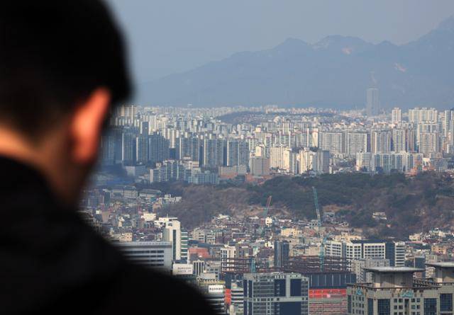 12일 서울 중구 남산에서 바라본 강북 지역 아파트 단지. 뉴시스