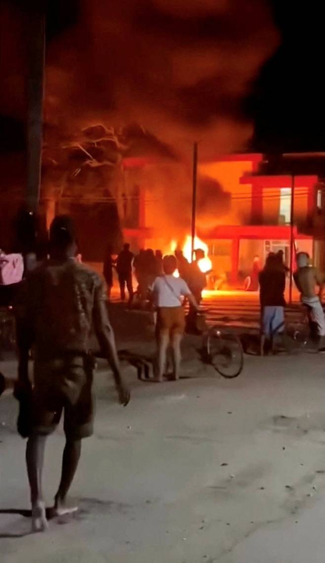 14일 소셜미디어에 공개된 영상의 한 장면으로 쿠바 모론 시 공산당 당사에서 불이 나는 모습이 담겼다. 로이터=연합뉴스