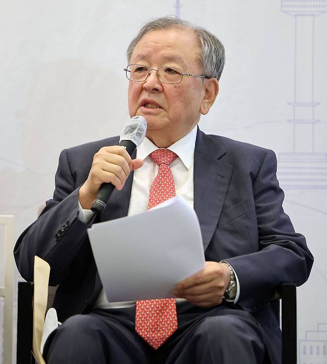 강만수 전 기획재정부 장관이 2022년 6월 역대 기획재정부 장관 초청 특별대담 '새 정부에 바라는 경제정책 방향'에서 발언하고 있다. 연합뉴스