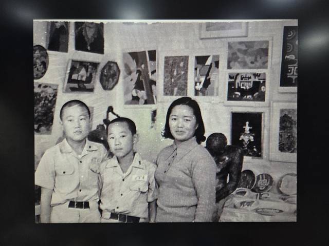 ▲ 최오규 재경강릉시민회장이 자신의 원장실 컴퓨터에 저장해 놓은 경포중 미술반 시절 사진. 왼쪽이 최 회장, 오른쪽이 사은회 때 사진을 가져온 중학교 은사 윤영희 선생님. 가운데 친구 위에 걸린 그림이 최 회장 그림이다. 김여진 기자