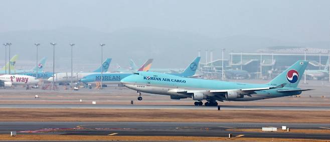 16일 인천국제공항 계류장에서 항공기가 이륙하고 있다. /사진=뉴스1