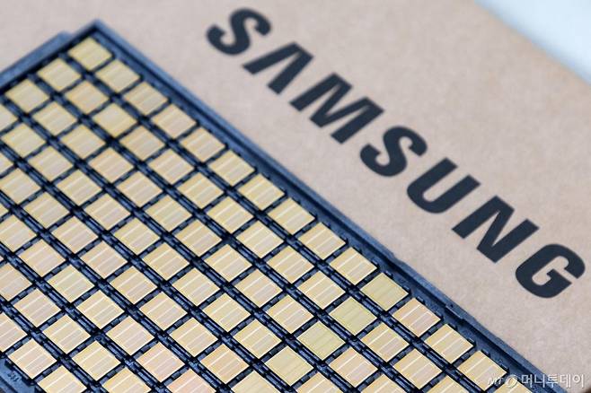 삼성전자가 세계 최초로 업계 최고 성능의 HBM4를 양산 출하했다고 지난 2월12일 밝혔다. 사진은 삼성전자 HBM4 제품. /사진제공=삼성전자