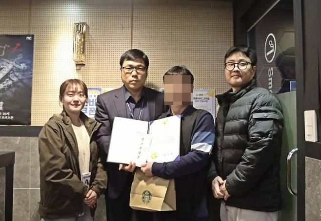 실종경보문자를 바탕으로 가출청소년의 발견을 도운 서울 구로구 PC방 점주 A씨가 경찰 포창을 받았다. /사진=뉴스1(양천경찰서 제공)