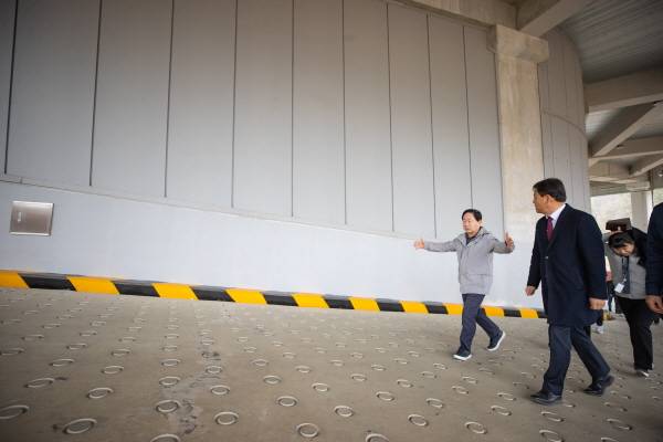 16일 주광덕 남양주시장이 관계부서 관계자들과 별내 물류창고 시설을 방문해 현장을 점검하고 있다. /사진제공=남양주시