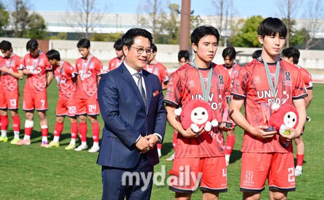 경기 후 박한동 대학축구연맹 회장(앞 왼쪽)이 우수 선수상을 수상한 성예건(가운데), 장하윤을 축하하고 있다./웨이브 스타디움 가리야(일본 나고야)=유진형 기자