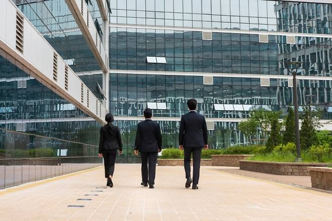 키 작은 사람이 암·혈전·골절 위험이 낮고 수명도 더 길다는 연구 결과가 잇따르고 있다. 123rf