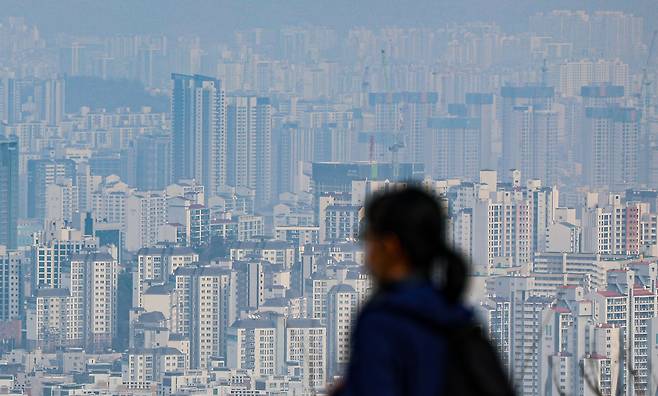 서울 중구 남산에서 바라본 아파트 단지. 뉴스1