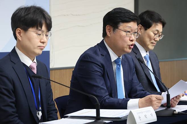 2월12일 정부세종청사에서 윤덕기 금융위원회 거시금융팀장과 조만희 재정경제부 세제실장, 박준형 국토교통부 토지정책관(왼쪽부터)이 ‘다주택자 양도소득세 중과 유예 종료 및 보완 방안’에 대해 브리핑하고 있다. ⓒ연합뉴스