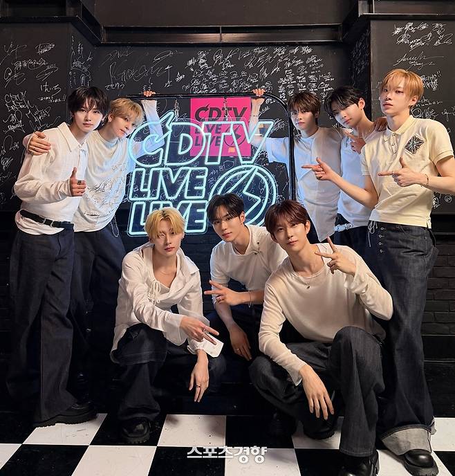 그룹 알파드라이브원. 웨이크원 제공