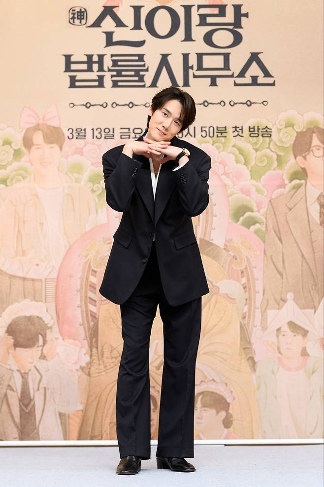 유연석이 SBS ‘신이랑 법률사무소’ 제작발표회에서 포즈를 취하고 있다. SBS 제공