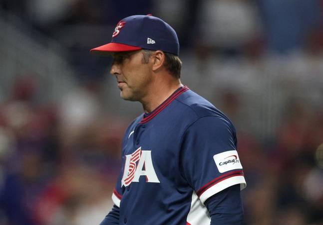 16일 투구 교체를 위해 마운드로 향하는 데로사 감독. /AFPBBNews=뉴스1