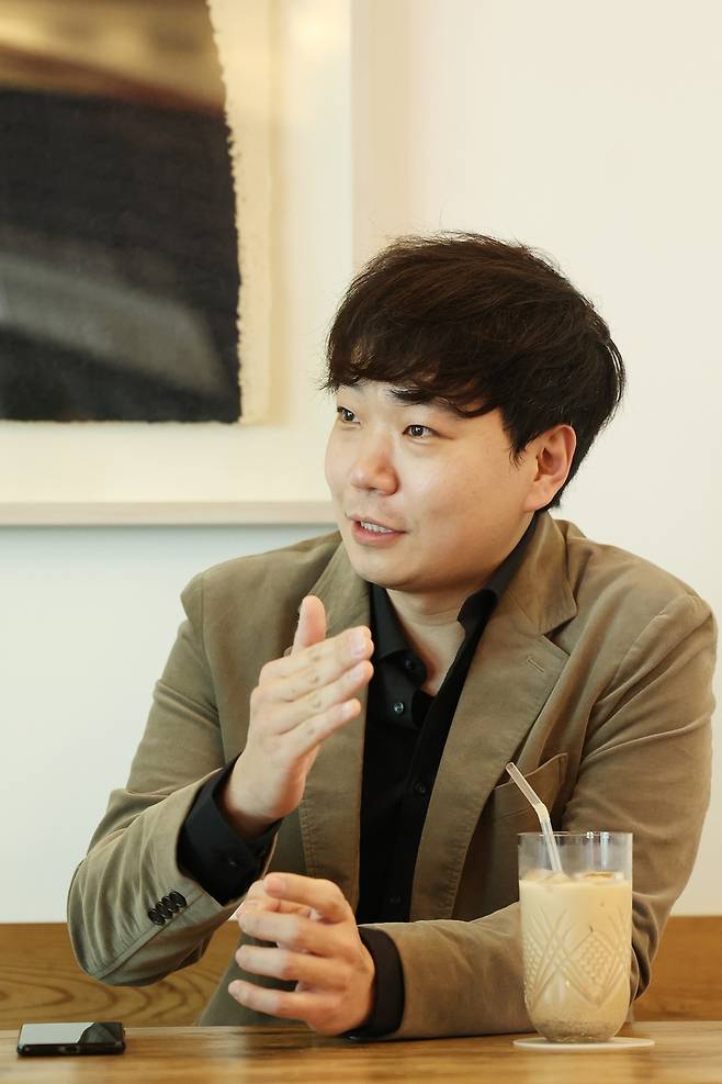 인터뷰하는 한지호 피아니스트 (서울=연합뉴스) 강민지 기자 = 피아니스트 한지호가 16일 서울 종로구 평창동의 한 카페에서 연합뉴스와 인터뷰를 하고 있다. 2026.3.16
mjkang@yna.co.kr