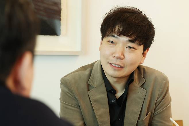 인터뷰하는 한지호 피아니스트 (서울=연합뉴스) 강민지 기자 = 피아니스트 한지호가 16일 서울 종로구 평창동의 한 카페에서 연합뉴스와 인터뷰를 하고 있다. 2026.3.16
mjkang@yna.co.kr