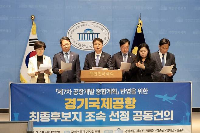 ▲ 민주당 백혜련(경기 수원시을), 김승원(경기 수원시갑), 염태영(경기 수원시무), 김준혁(경기 수원시정), 김영진(경기 수원시병) 등 수원지역 의원 5명이 18일 국회 소통관에서 기자회견을 열고 있다. /사진제공=염태영 의원실